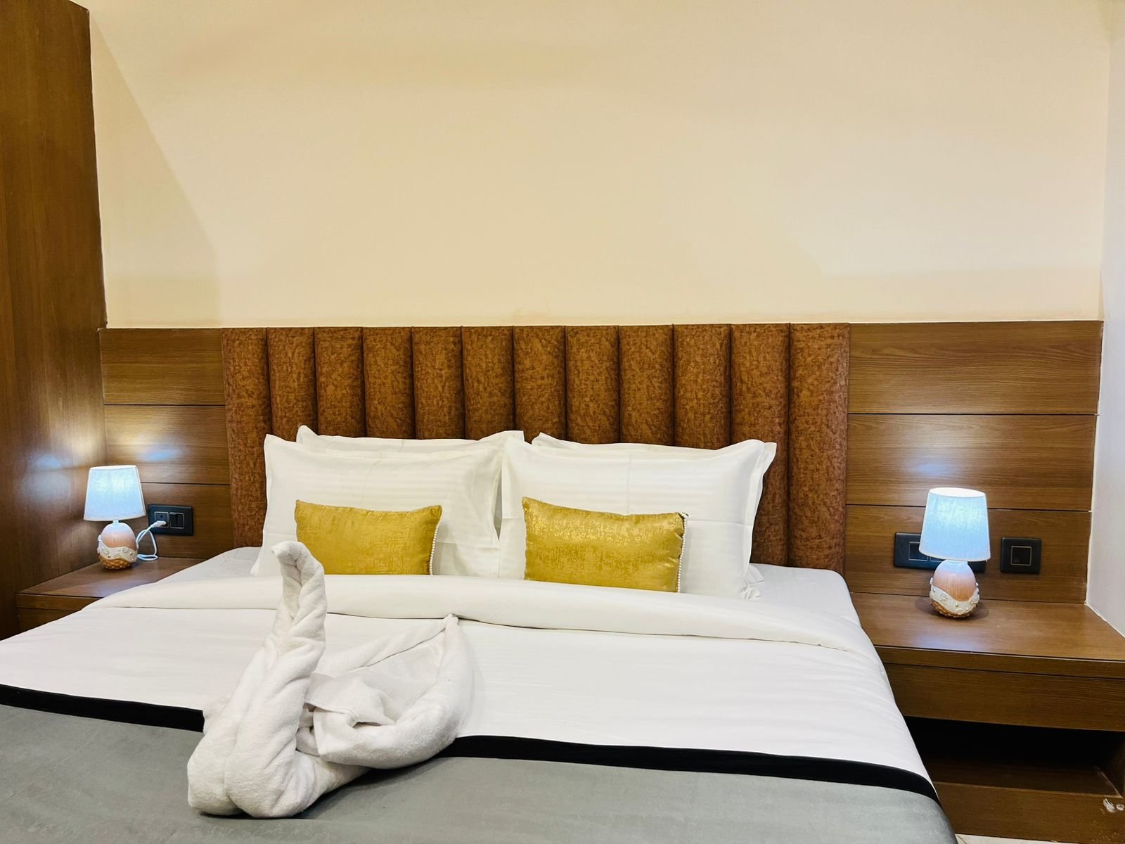 Honeymoon Suite Welcome Swan Bed Setup